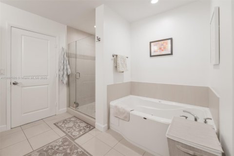 Condo in Hallandale Beach, Florida, 2 bedrooms  № 1949100 - photo 18