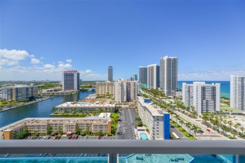 Condo in Hallandale Beach, Florida, 2 bedrooms  № 1949100 - photo 5