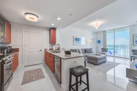 Condo in Hallandale Beach, Florida, 2 bedrooms  № 1949100 - photo 1