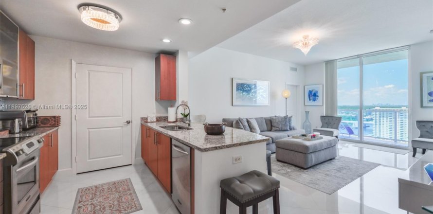 Condo in Hallandale Beach, Florida, 2 bedrooms  № 1949100