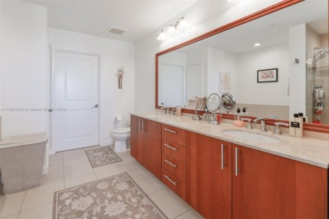 Condo in Hallandale Beach, Florida, 2 bedrooms  № 1949100 - photo 17