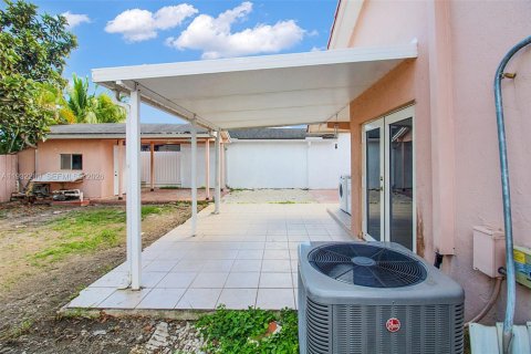 House in Miami, Florida 2 bedrooms, 107.4 sq.m. № 1990821 - photo 25