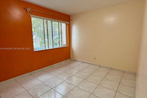 Villa ou maison à vendre à Miami, Floride: 2 chambres, 107.4 m2 № 1990821 - photo 12