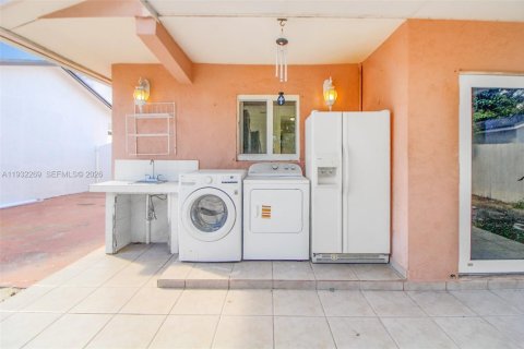 House in Miami, Florida 2 bedrooms, 107.4 sq.m. № 1990821 - photo 24