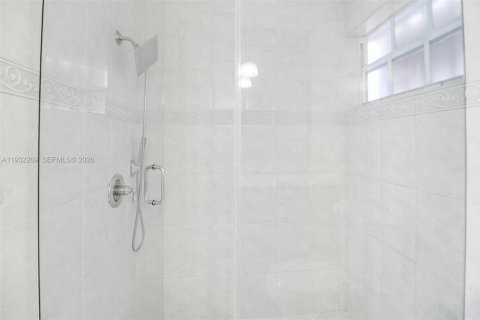 House in Miami, Florida 2 bedrooms, 107.4 sq.m. № 1990821 - photo 21