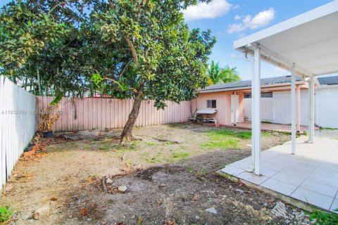 House in Miami, Florida 2 bedrooms, 107.4 sq.m. № 1990821 - photo 26