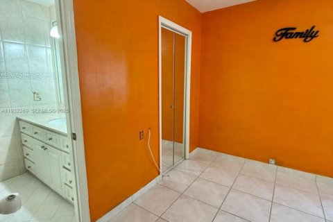 Villa ou maison à vendre à Miami, Floride: 2 chambres, 107.4 m2 № 1990821 - photo 13