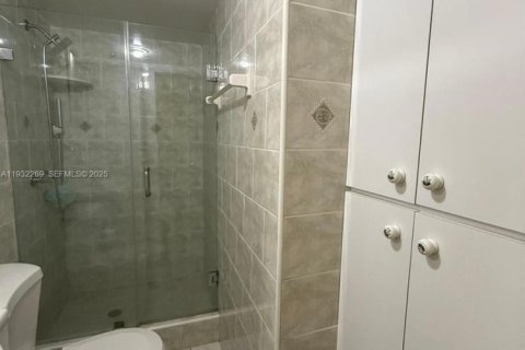 Villa ou maison à vendre à Miami, Floride: 2 chambres, 107.4 m2 № 1990821 - photo 11