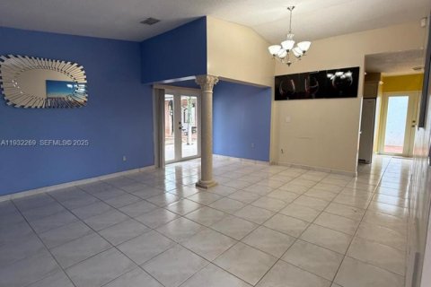 Villa ou maison à vendre à Miami, Floride: 2 chambres, 107.4 m2 № 1990821 - photo 4
