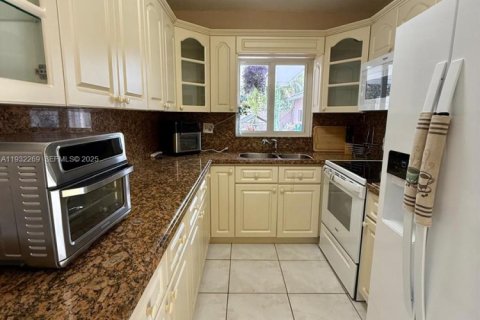 Villa ou maison à vendre à Miami, Floride: 2 chambres, 107.4 m2 № 1990821 - photo 7