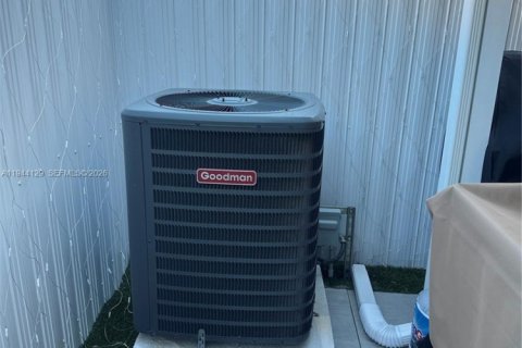 Casa en venta en Miami, Florida, 3 dormitorios, 158.86 m2 № 2002229 - foto 30