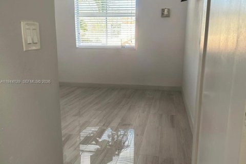 Casa en venta en Miami, Florida, 3 dormitorios, 158.86 m2 № 2002229 - foto 5