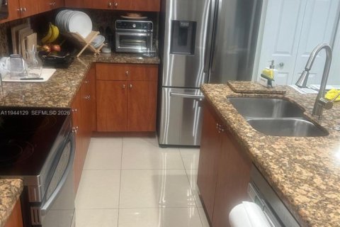 Casa en venta en Miami, Florida, 3 dormitorios, 158.86 m2 № 2002229 - foto 3