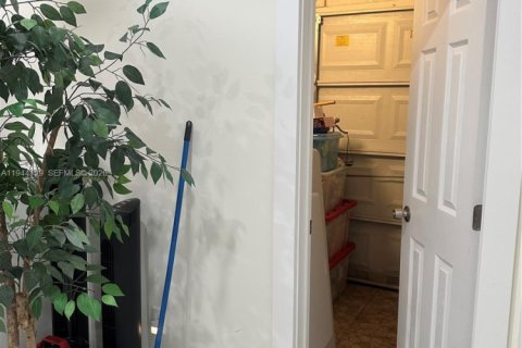 Casa en venta en Miami, Florida, 3 dormitorios, 158.86 m2 № 2002229 - foto 28