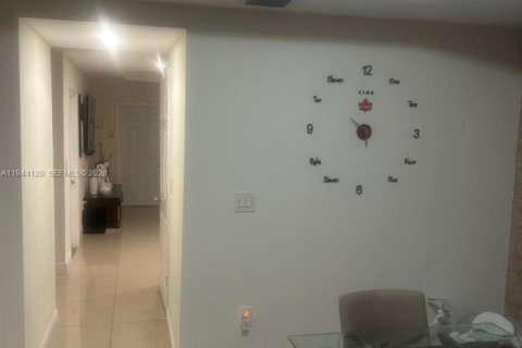 Casa en venta en Miami, Florida, 3 dormitorios, 158.86 m2 № 2002229 - foto 10