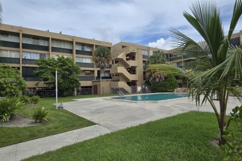 Condo in Hialeah, Florida, 1 bedroom  № 1845591 - photo 8