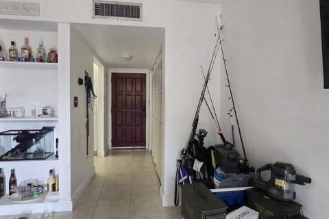 Condo in Hialeah, Florida, 1 bedroom  № 1845591 - photo 5