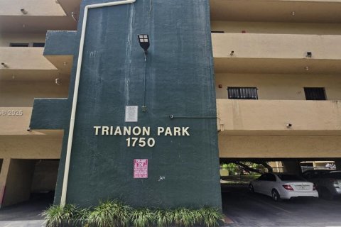 Condo in Hialeah, Florida, 1 bedroom  № 1845591 - photo 1