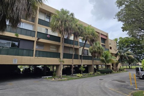 Condo in Hialeah, Florida, 1 bedroom  № 1845591 - photo 10