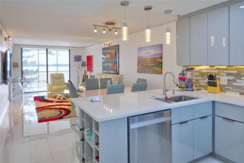 Condo in Oakland Park, Florida, 2 bedrooms  № 1775338 - photo 9