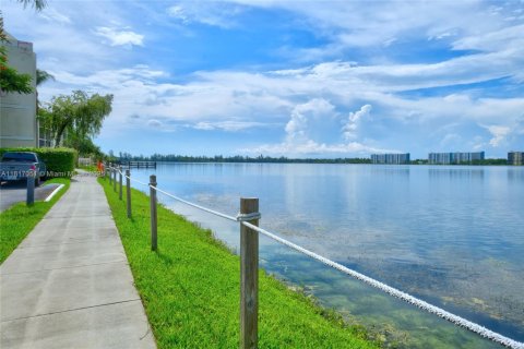 Condo in Oakland Park, Florida, 2 bedrooms  № 1775338 - photo 17