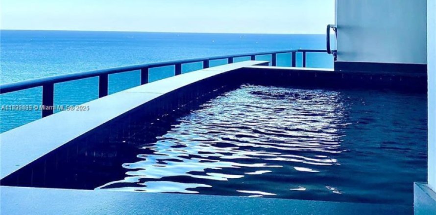 Condo in Sunny Isles Beach, Florida, 4 bedrooms  № 1865235