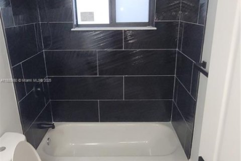 Villa ou maison à vendre à Miami, Floride: 6 chambres, 94.67 m2 № 1861745 - photo 13