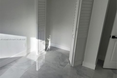 Villa ou maison à vendre à Miami, Floride: 6 chambres, 94.67 m2 № 1861745 - photo 6