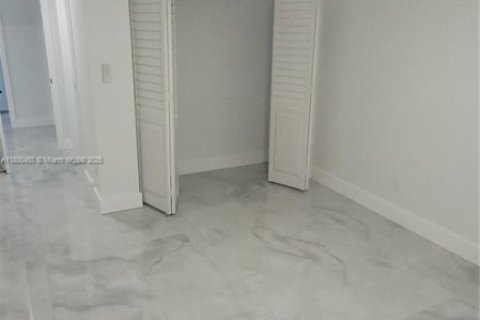 Villa ou maison à vendre à Miami, Floride: 6 chambres, 94.67 m2 № 1861745 - photo 11