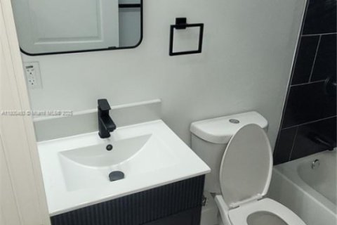 Villa ou maison à vendre à Miami, Floride: 6 chambres, 94.67 m2 № 1861745 - photo 14