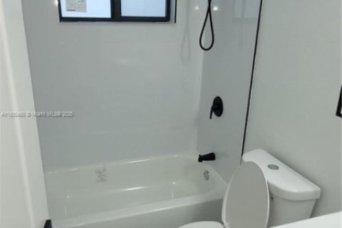 Villa ou maison à vendre à Miami, Floride: 6 chambres, 94.67 m2 № 1861745 - photo 8