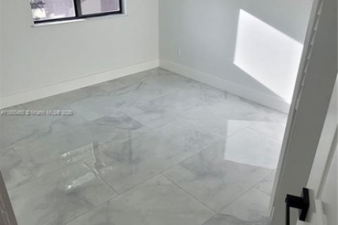 Villa ou maison à vendre à Miami, Floride: 6 chambres, 94.67 m2 № 1861745 - photo 5