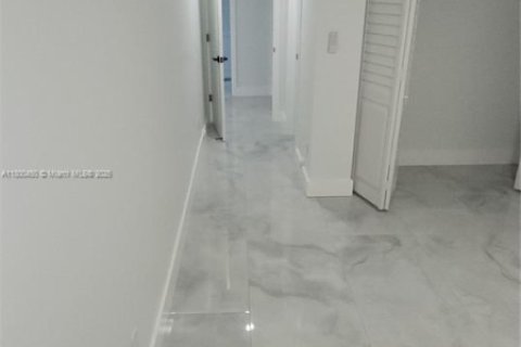 Villa ou maison à vendre à Miami, Floride: 6 chambres, 94.67 m2 № 1861745 - photo 12