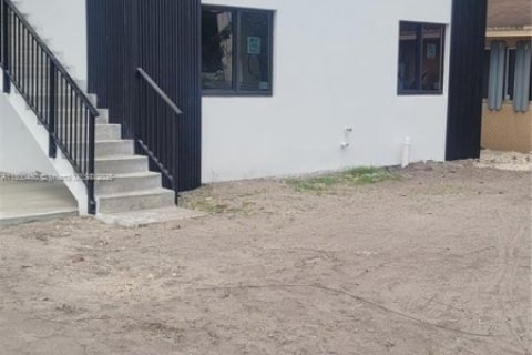 Casa en venta en Miami, Florida, 6 dormitorios, 94.67 m2 № 1861745 - foto 1