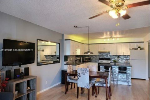 Condominio en alquiler en Lauderhill, Florida, 1 dormitorio, 86.21 m2 № 2057359 - foto 12