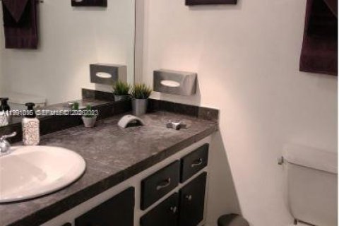 Condominio en alquiler en Lauderhill, Florida, 1 dormitorio, 86.21 m2 № 2057359 - foto 4