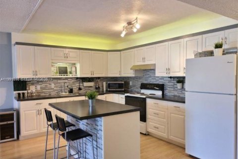 Condominio en alquiler en Lauderhill, Florida, 1 dormitorio, 86.21 m2 № 2057359 - foto 2