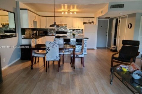 Condominio en alquiler en Lauderhill, Florida, 1 dormitorio, 86.21 m2 № 2057359 - foto 11