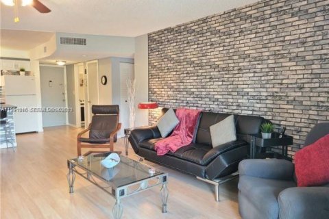 Condominio en alquiler en Lauderhill, Florida, 1 dormitorio, 86.21 m2 № 2057359 - foto 3