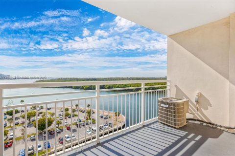 Condo in Sunny Isles Beach, Florida, 1 bedroom  № 2080272 - photo 12