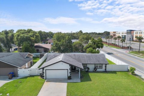 Villa ou maison à louer à Kissimmee, Floride: 3 chambres, 108.51 m2 № 2381179 - photo 2