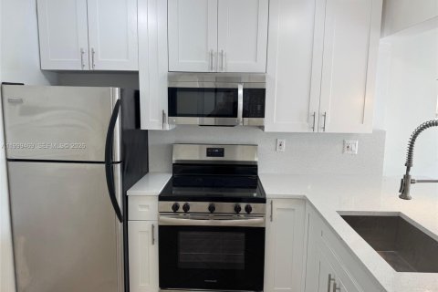Condo in Miami, Florida, 2 bedrooms  № 2066622 - photo 4
