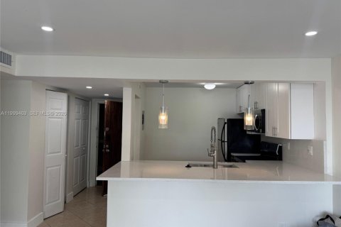 Condo in Miami, Florida, 2 bedrooms  № 2066622 - photo 3
