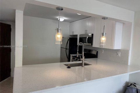 Condo in Miami, Florida, 2 bedrooms  № 2066622 - photo 2