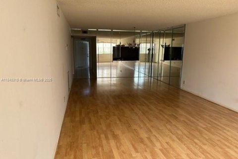 Condo in Sunrise, Florida, 2 bedrooms  № 1848930 - photo 4