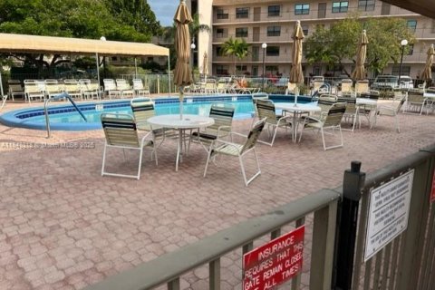 Condo in Sunrise, Florida, 2 bedrooms  № 1848930 - photo 15