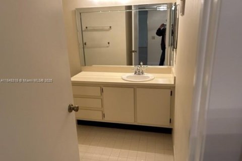 Condo in Sunrise, Florida, 2 bedrooms  № 1848930 - photo 9