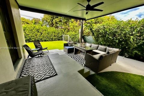 Casa en venta en Miami, Florida, 4 dormitorios, 203.55 m2 № 1966731 - foto 29