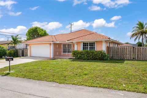 House in Miramar, Florida 3 bedrooms, 141.58 sq.m. № 2044030