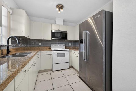 House in Miramar, Florida 3 bedrooms, 141.58 sq.m. № 2044030 - photo 13